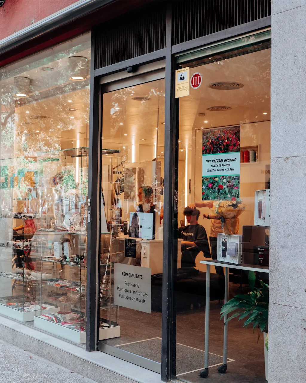 Façana del saló David Suquet Perruquers al carrer de Joan Maragall de Girona